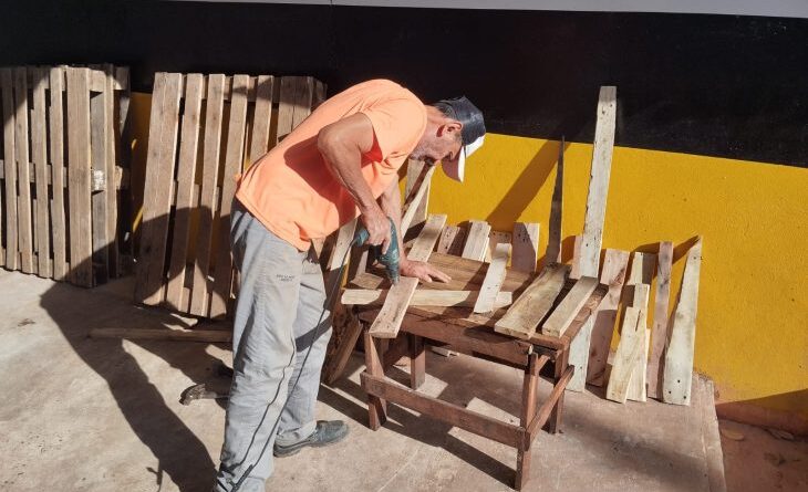 Móveis sustentáveis feitos em presídio de Coxim vão auxiliar projeto que atende mulheres artesãs