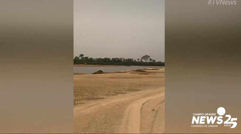 O que sobrou do Rio Miranda deságua em banco de areia com Paraguai