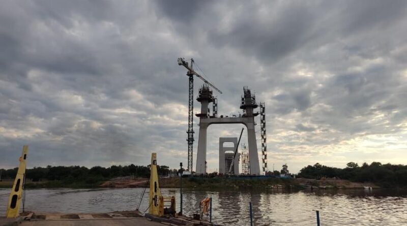 A construção da ponte, principal elo da Rota Bioceânica entre o Paraguai e o Brasil avança continuamente