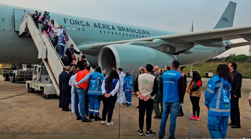 Avião com 221 brasileiros repatriados do Líbano pousa em Guarulhos